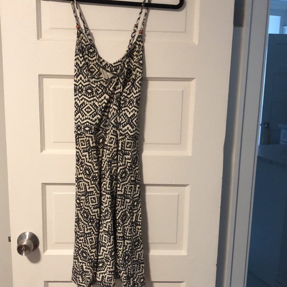 Stretchy black and white cross back dress. Size medium. Excellent condition. - Picture 3 of 4